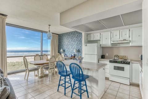 Deluxe Suite, 2 Bedrooms | Private kitchen | Full-size fridge, microwave, oven, stovetop