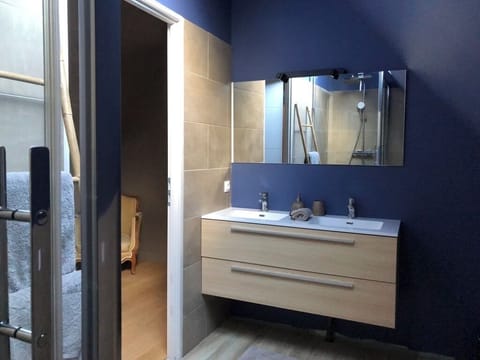 Deluxe House, Garden View | Bathroom | Shower, bathrobes, towels, soap