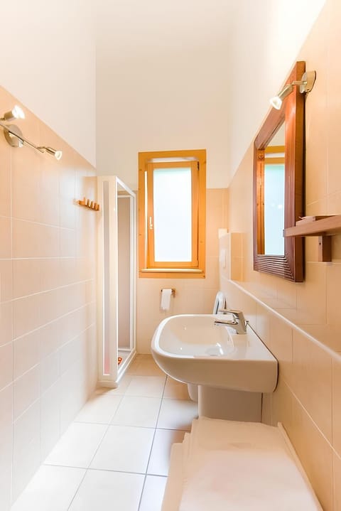 Classic Double Room, Private Bathroom | Bathroom | Towels, soap, toilet paper