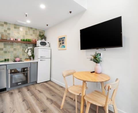 Deluxe Suite, City View | Private kitchen | Fridge, microwave, oven, stovetop