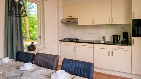 Bungalow (D Bungalow 6) | Private kitchen | Fridge, microwave, oven, stovetop