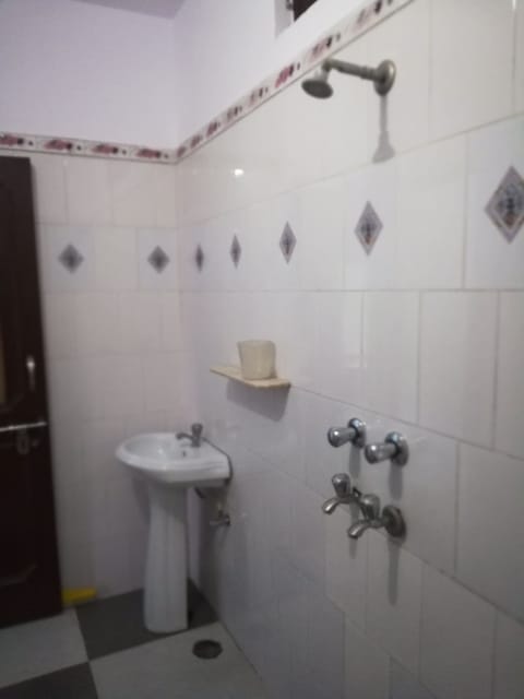 Standard Room, 1 Double Bed, Smoking | Bathroom | Shower, towels, soap