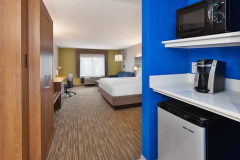 Suite, 1 King Bed | In-room safe, desk, blackout drapes, iron/ironing board