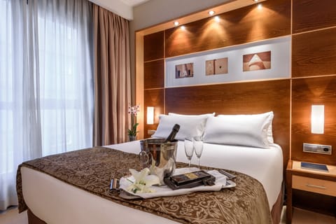 Junior Suite | Minibar, in-room safe, individually furnished, desk