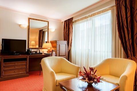 Executive Room | Minibar, in-room safe, desk, blackout drapes