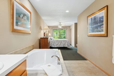 Family Townhome, 3 Bedrooms | Bathroom | Free toiletries, hair dryer, towels, soap