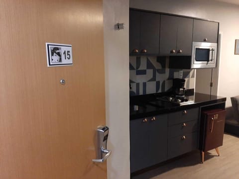 Deluxe Apartment | Private kitchen | Mini-fridge, microwave, cookware/dishes/utensils