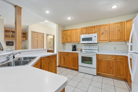 Family Townhome | Private kitchen | Toaster, cleaning supplies, freezer, paper towels