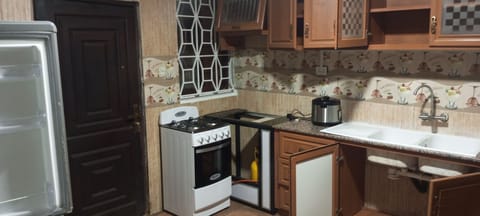 Full-size fridge, microwave, oven, stovetop