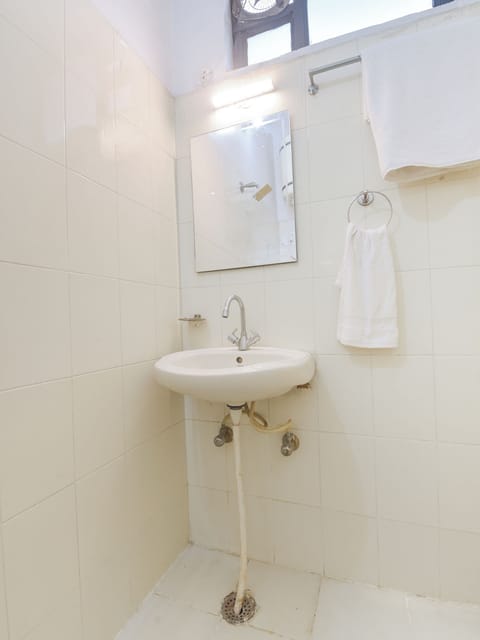 Classic Double Room | Bathroom | Shower, slippers, towels, soap