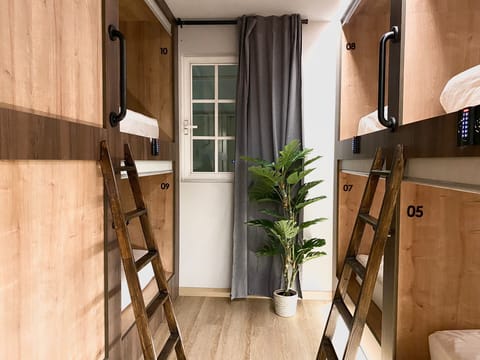 Laptop workspace, blackout drapes, iron/ironing board, free WiFi