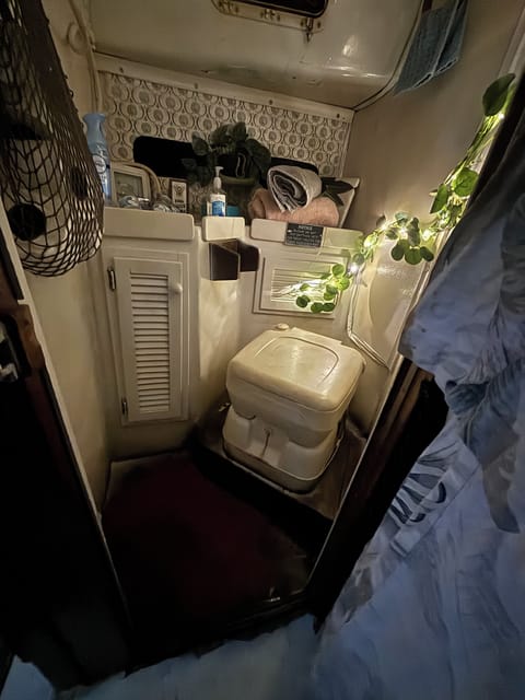 Comfort Cabin | Bathroom | Shower, toilet paper