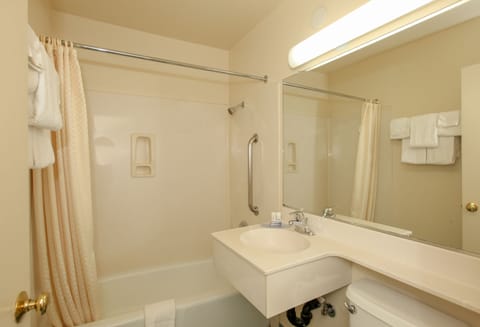 Standard Room, 1 King Bed | Bathroom | Combined shower/tub, free toiletries, hair dryer, towels