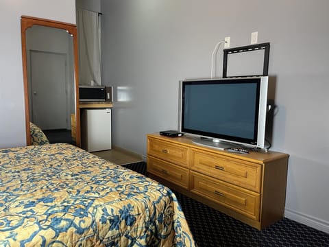 Comfort Room, 1 King Bed, Non Smoking | Desk, laptop workspace, free WiFi