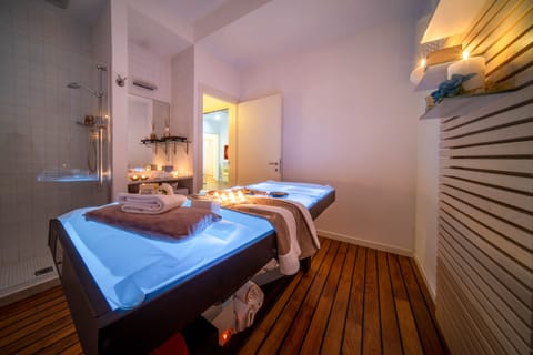 Sauna, hot tub, steam room, Turkish bath, body treatments, aromatherapy