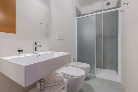 Matrimoniale Superior | Bathroom | Shower, free toiletries, hair dryer, bidet