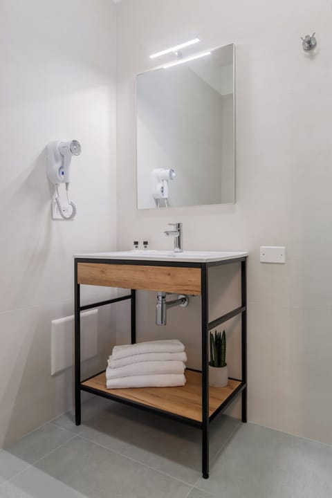 Matrimoniale Superior | Bathroom | Shower, free toiletries, hair dryer, bidet