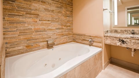 Signature Room, 1 King Bed, Non Smoking, Jetted Tub (with Sofabed) | Bathroom | Free toiletries, hair dryer, towels