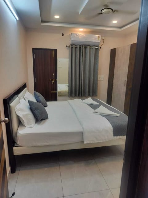 Deluxe Double Room, City View | Desk