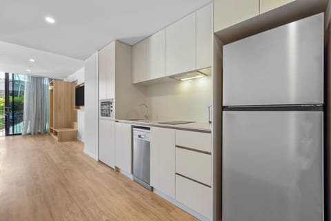 Deluxe Studio, Roll-in Shower | Private kitchenette | Fridge, microwave, stovetop, dishwasher