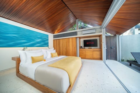 Grand One Bedroom Villa With Private Pool | Hypo-allergenic bedding, minibar, in-room safe, free WiFi