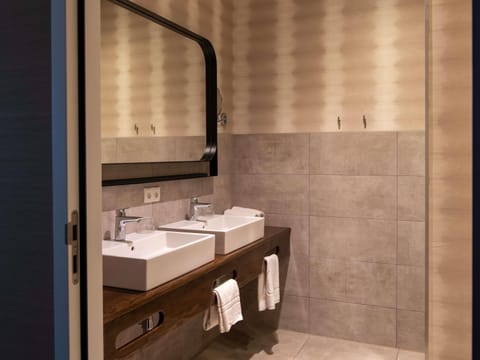 Soundproofing, free WiFi