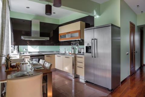 Deluxe Apartment, City View | Private kitchen