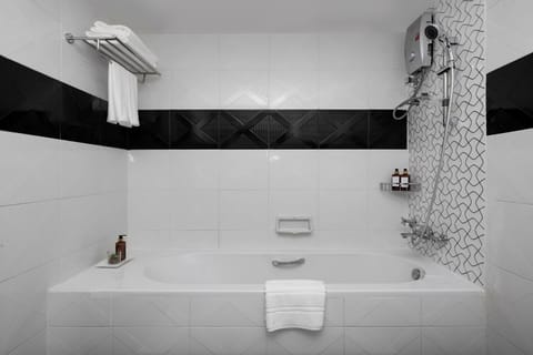 Family Room | Bathroom | Shower, towels, soap, shampoo