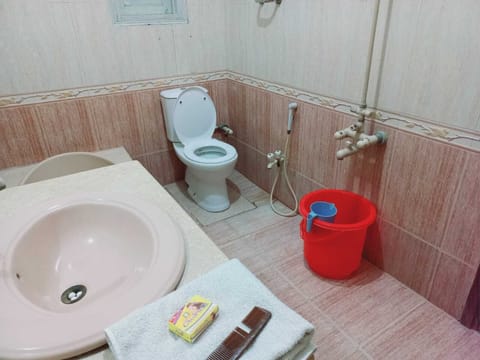 Standard Twin Room | Bathroom | Bathtub, free toiletries, hair dryer, slippers