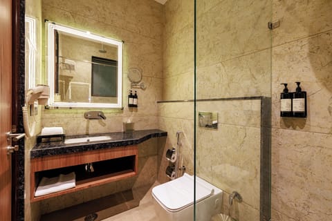 Executive Room | Bathroom | Shower, rainfall showerhead, free toiletries, hair dryer