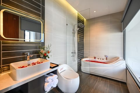 Signature Room | Bathroom | Shower, rainfall showerhead, free toiletries, hair dryer