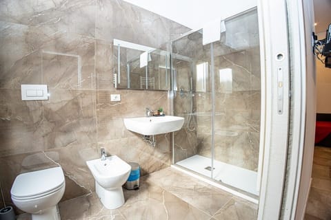 Basic Room | Bathroom | Shower, rainfall showerhead, free toiletries, hair dryer