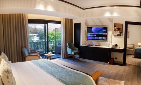 Junior Suite, 1 King Bed, City View | Premium bedding, minibar, in-room safe, desk