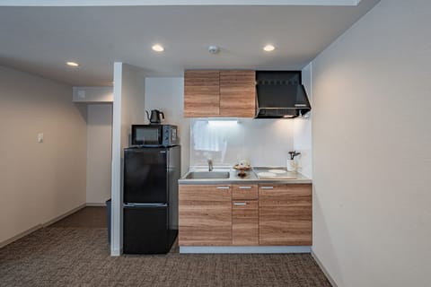 Family Suite, Multiple Beds, Non Smoking, Kitchen | Private kitchen | Fridge, microwave, stovetop, cookware/dishes/utensils