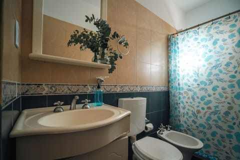 Classic Bungalow, Garden View | Bathroom | Shower, hair dryer, bidet, towels