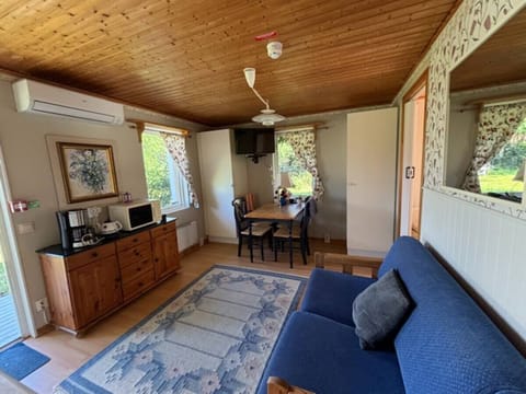 Basic Bungalow, 2 Bedrooms, Non Smoking, Courtyard View | Living area