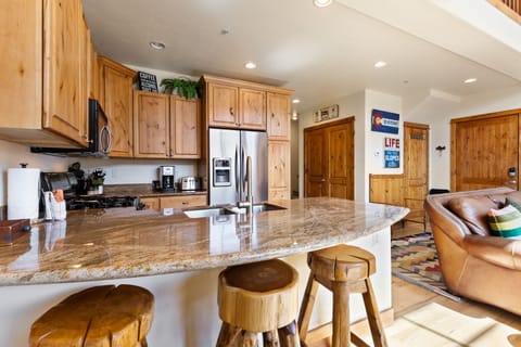 Townhome, 3 Bedrooms | Private kitchen | Fridge, oven, coffee/tea maker, toaster