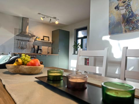 Fridge, oven, coffee/tea maker, electric kettle