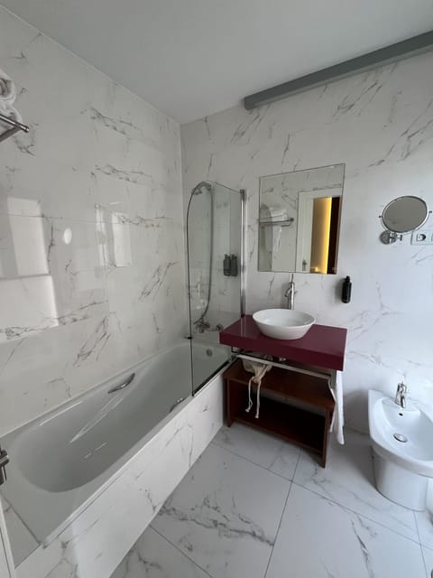 Double Room | Bathroom | Hair dryer, towels, soap, shampoo