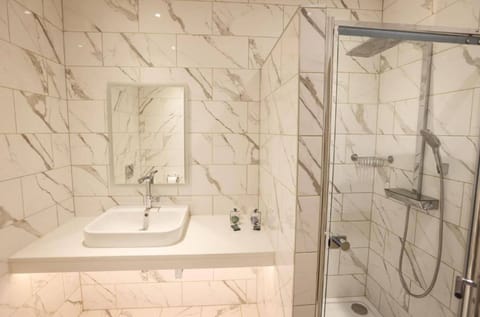 Suite, Sea View | Bathroom | Combined shower/tub, free toiletries, hair dryer, towels