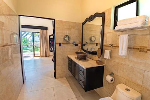 Deluxe Bungalow | Bathroom | Shower, free toiletries, hair dryer, towels