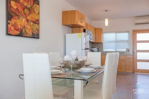 Apartment, 2 Bedrooms, Balcony, Ocean View | In-room dining