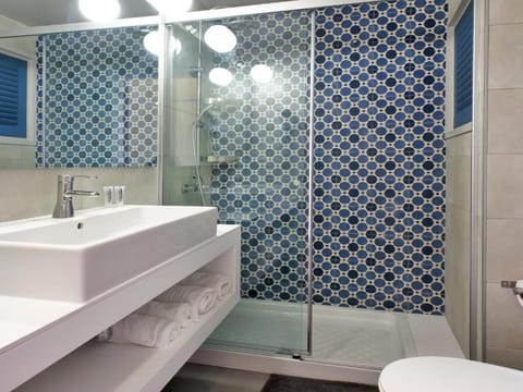 Standard Double Room | Bathroom | Free toiletries, towels, soap, shampoo