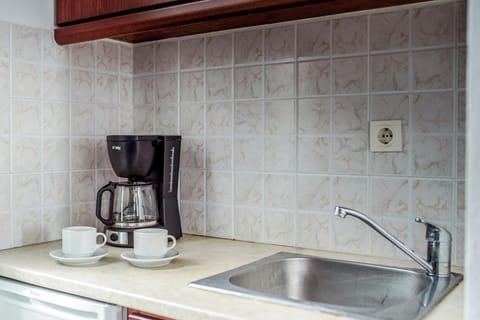 Fridge, stovetop, coffee/tea maker, electric kettle