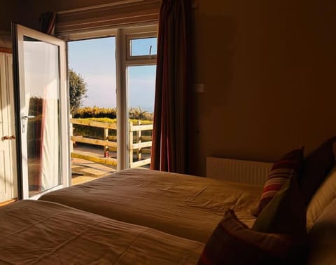 Twin Room, Sea View | Desk, bed sheets