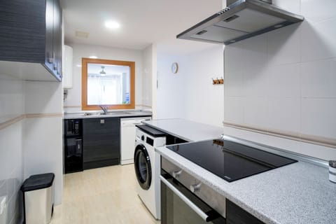 City Apartment, 2 Bedrooms, Non Smoking, 2 Bathrooms | Private kitchen | Fridge, microwave, oven, stovetop