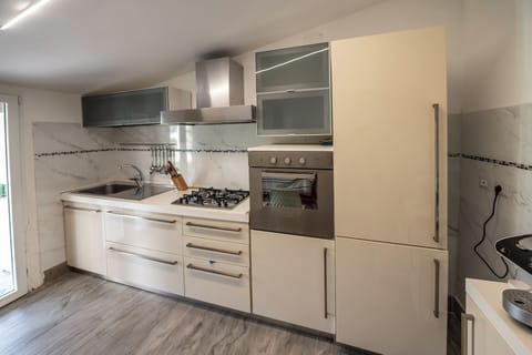 Apartment, 2 Bedrooms, Kitchen | Private kitchen | Fridge, oven, stovetop, cookware/dishes/utensils