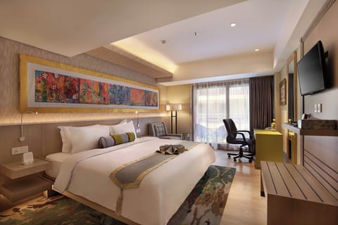 Premium Room with Balcony | Premium bedding, minibar, in-room safe, desk