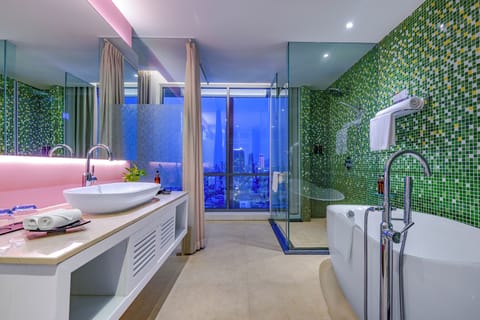 Grand Suite, 1 King Bed | Bathroom | Shower, rainfall showerhead, free toiletries, hair dryer