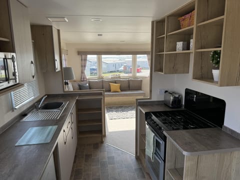 Chalet | Private kitchen | Fridge, microwave, oven, stovetop